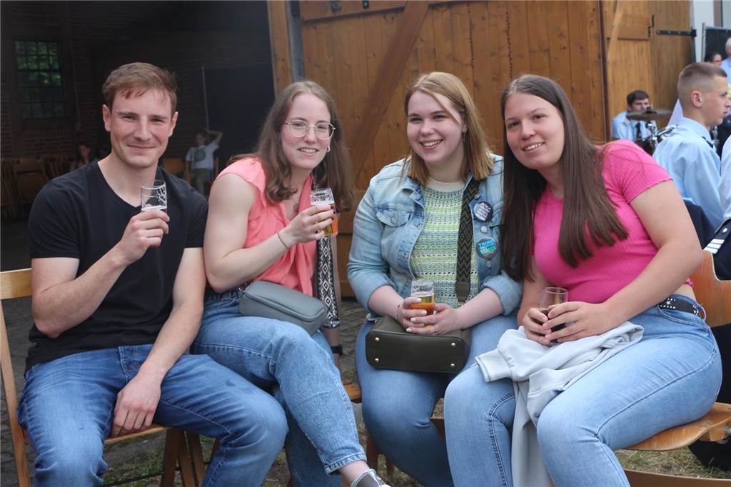 Viele Fotos : Riesenstimmung beim Averbecker Schützenfest nach Rekord-Regentschaft Eine besondere Atmosphäre herrschte am Fronleichnamstag an der Averbecker Schirmschoppe.