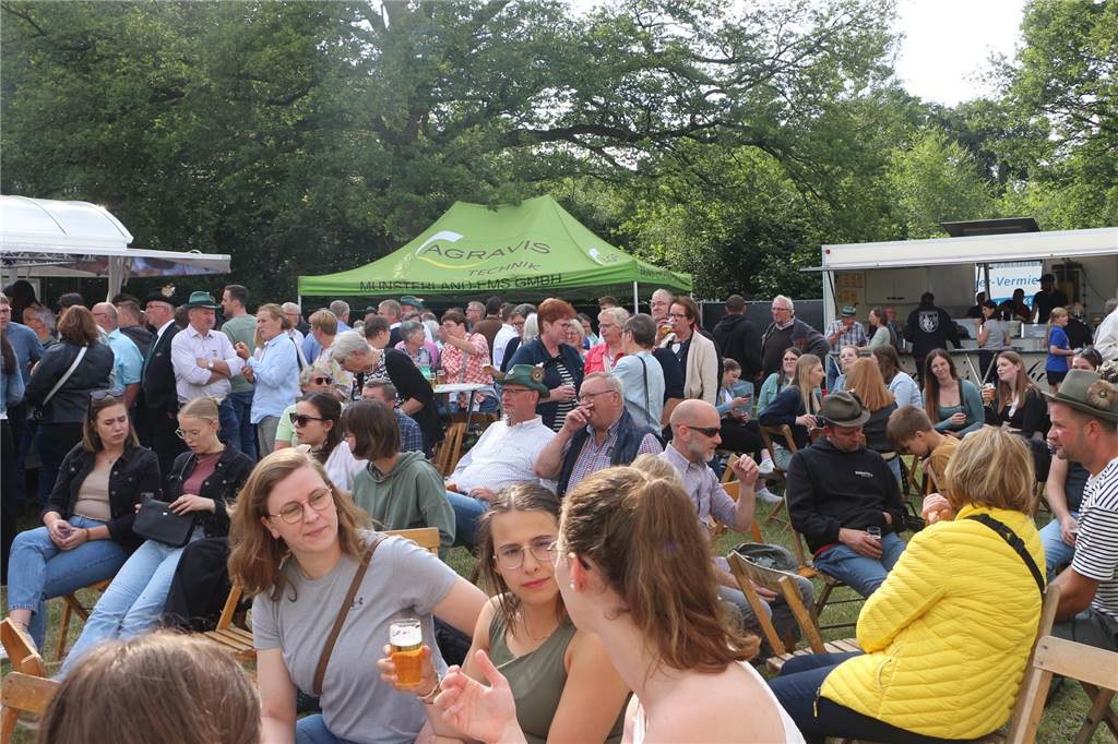 Viele Fotos : Riesenstimmung beim Averbecker Schützenfest nach Rekord-Regentschaft Eine besondere Atmosphäre herrschte am Fronleichnamstag an der Averbecker Schirmschoppe.