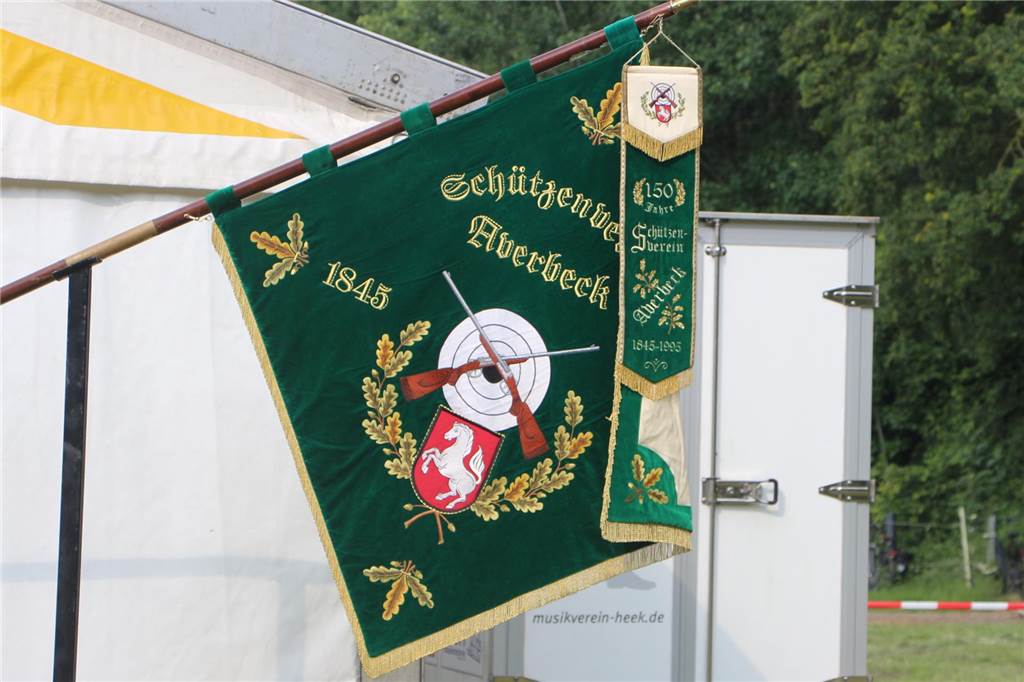 Viele Fotos : Riesenstimmung beim Averbecker Schützenfest nach Rekord-Regentschaft Eine besondere Atmosphäre herrschte am Fronleichnamstag an der Averbecker Schirmschoppe.