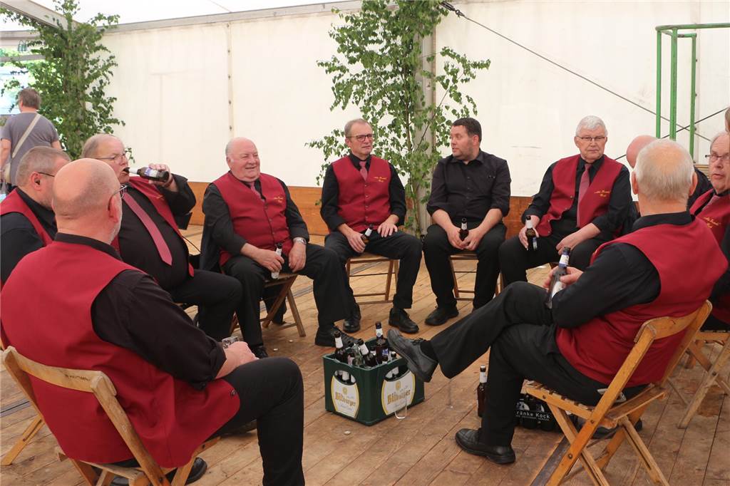 Viele Fotos : Riesenstimmung beim Averbecker Schützenfest nach Rekord-Regentschaft Eine besondere Atmosphäre herrschte am Fronleichnamstag an der Averbecker Schirmschoppe.