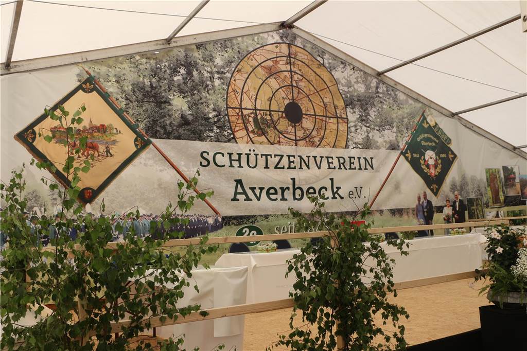 Viele Fotos : Riesenstimmung beim Averbecker Schützenfest nach Rekord-Regentschaft Eine besondere Atmosphäre herrschte am Fronleichnamstag an der Averbecker Schirmschoppe.