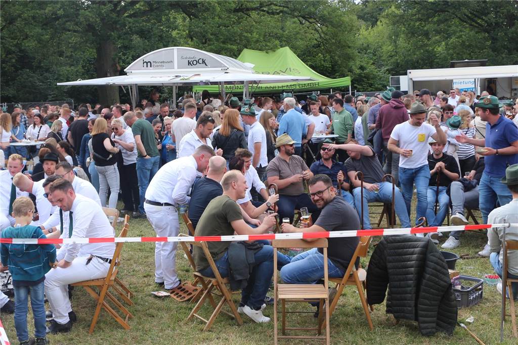 Viele Fotos : Riesenstimmung beim Averbecker Schützenfest nach Rekord-Regentschaft Eine besondere Atmosphäre herrschte am Fronleichnamstag an der Averbecker Schirmschoppe.
