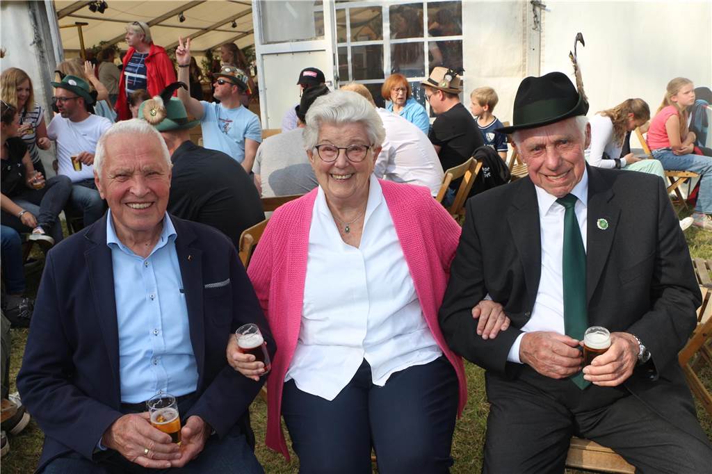 Viele Fotos : Riesenstimmung beim Averbecker Schützenfest nach Rekord-Regentschaft Eine besondere Atmosphäre herrschte am Fronleichnamstag an der Averbecker Schirmschoppe.