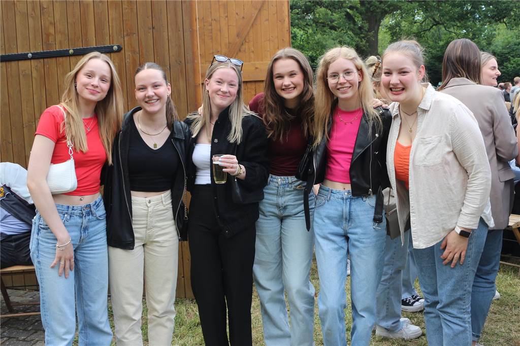 Viele Fotos : Riesenstimmung beim Averbecker Schützenfest nach Rekord-Regentschaft Eine besondere Atmosphäre herrschte am Fronleichnamstag an der Averbecker Schirmschoppe.