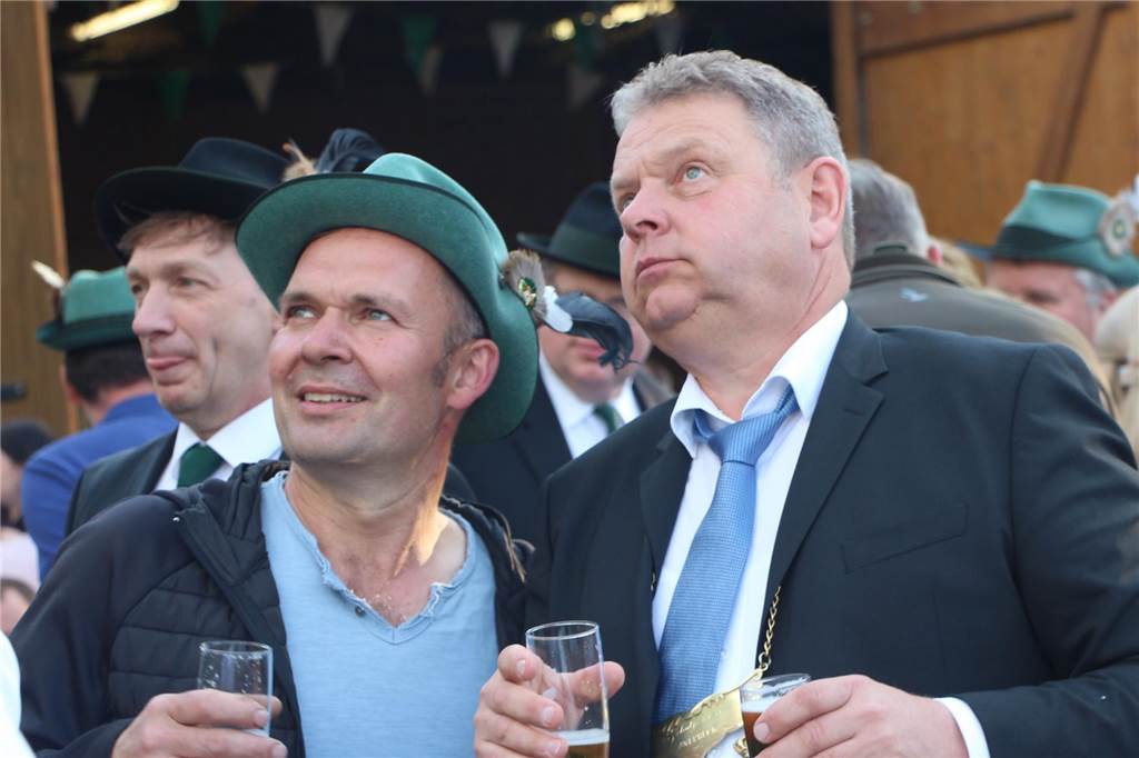 Viele Fotos : Riesenstimmung beim Averbecker Schützenfest nach Rekord-Regentschaft Eine besondere Atmosphäre herrschte am Fronleichnamstag an der Averbecker Schirmschoppe.