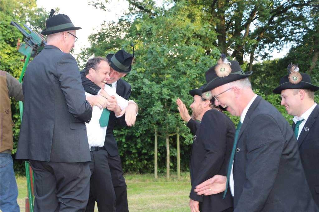 Viele Fotos : Riesenstimmung beim Averbecker Schützenfest nach Rekord-Regentschaft Eine besondere Atmosphäre herrschte am Fronleichnamstag an der Averbecker Schirmschoppe.
