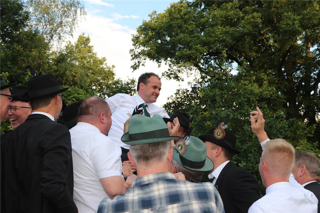 Viele Fotos : Riesenstimmung beim Averbecker Schützenfest nach Rekord-Regentschaft Eine besondere Atmosphäre herrschte am Fronleichnamstag an der Averbecker Schirmschoppe.