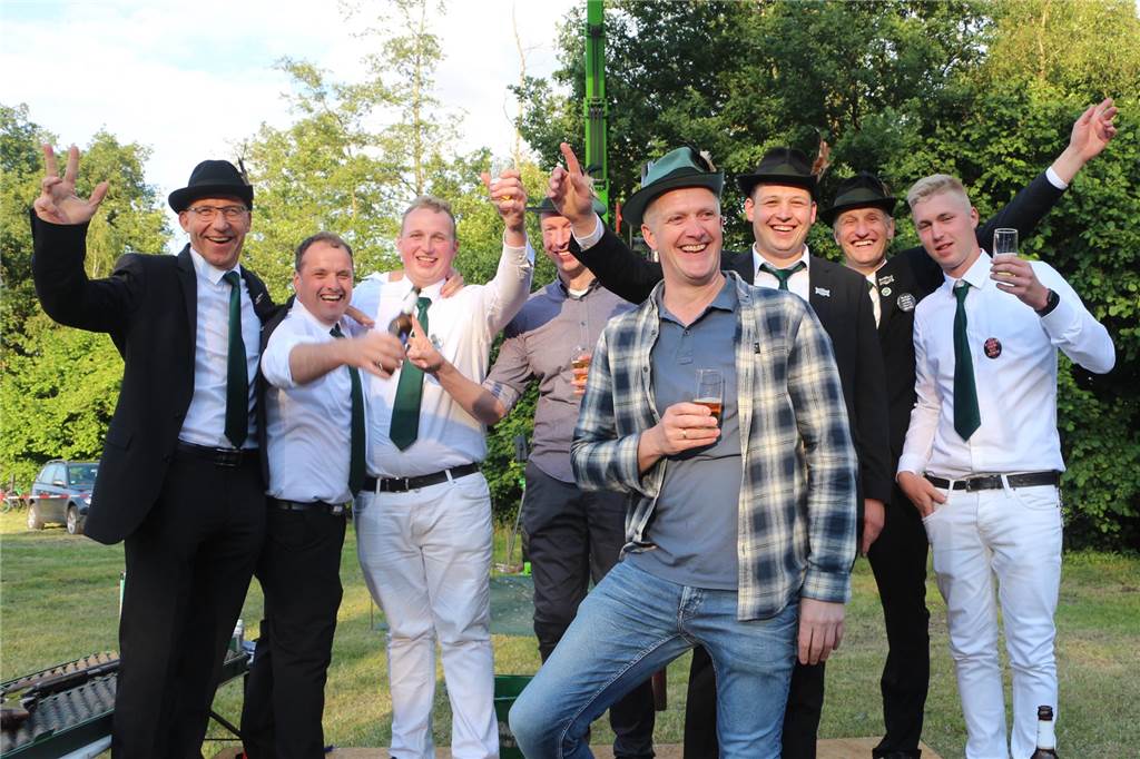 Viele Fotos : Riesenstimmung beim Averbecker Schützenfest nach Rekord-Regentschaft Eine besondere Atmosphäre herrschte am Fronleichnamstag an der Averbecker Schirmschoppe.