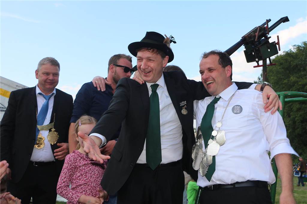 Viele Fotos : Riesenstimmung beim Averbecker Schützenfest nach Rekord-Regentschaft Eine besondere Atmosphäre herrschte am Fronleichnamstag an der Averbecker Schirmschoppe.