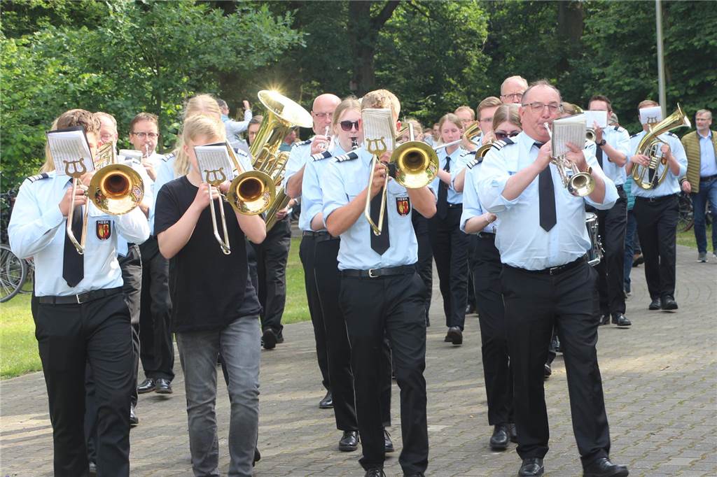 Viele Fotos : Riesenstimmung beim Averbecker Schützenfest nach Rekord-Regentschaft Eine besondere Atmosphäre herrschte am Fronleichnamstag an der Averbecker Schirmschoppe.