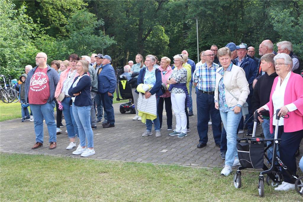 Viele Fotos : Riesenstimmung beim Averbecker Schützenfest nach Rekord-Regentschaft Eine besondere Atmosphäre herrschte am Fronleichnamstag an der Averbecker Schirmschoppe.