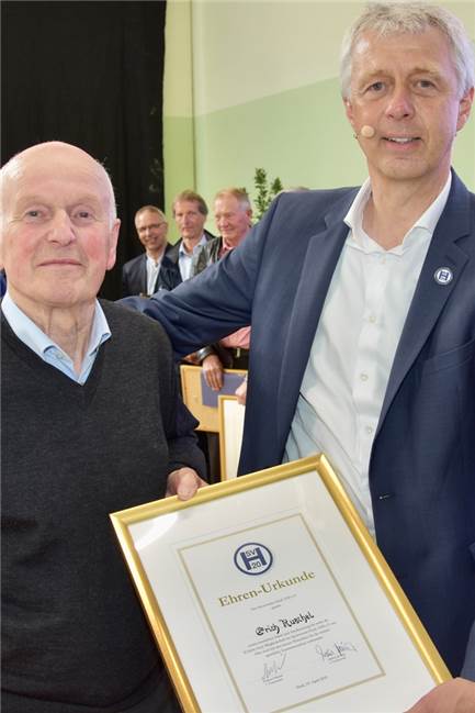 Viele Fotos: 100 Jahre SV Heek: Jubiläum mit Festakt, Feuerwehr und Umzug gefeiert Eine besondere Ehrung durch den Vorsitzenden: Erich Kuschel (l.) ist seit 68 Jahren Mitglied im Heeker SV.