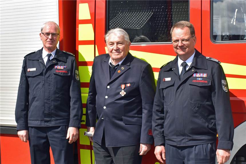 Besondere Ehrung für 91-jährigen Senior der Feuerwehr in Werne-Langern Drei Feuerwehrmänner der Löschgruppe Langern in Werne vor einem Auto.
