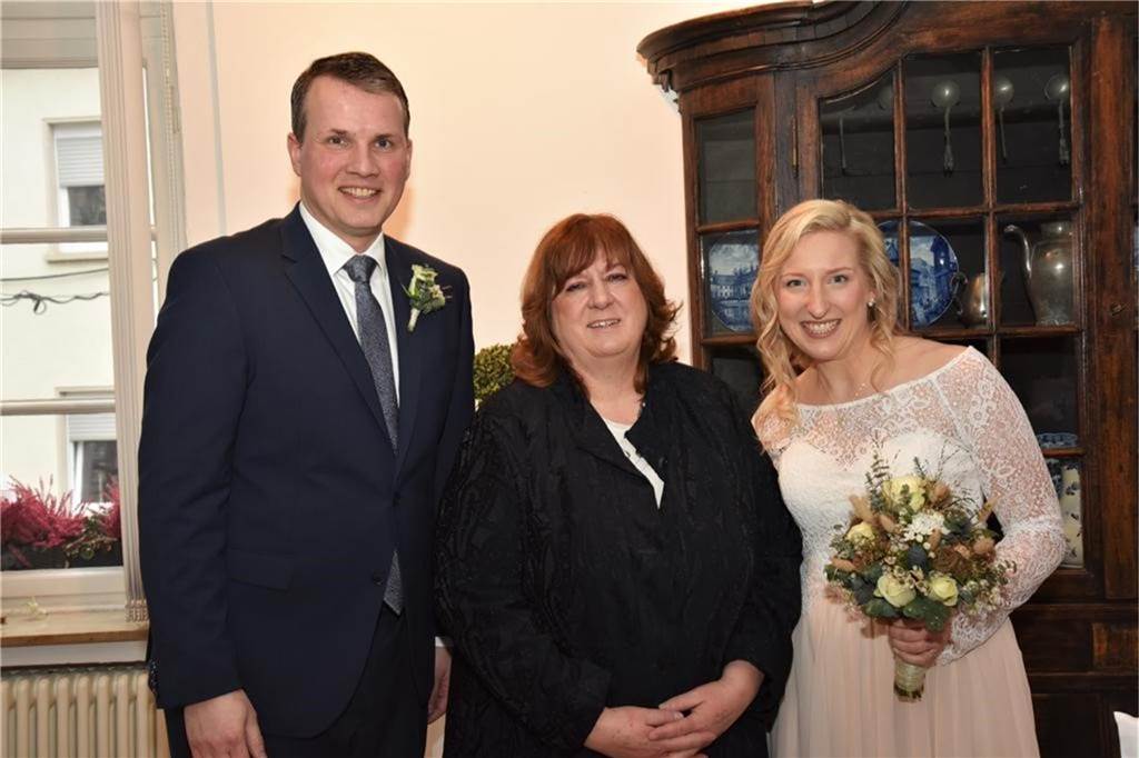 Standesbeamtin Britta Humberg traut Dorstener Paare seit 30 Jahren Eine besondere Trauung für Britta Humberg: Sie traute Bürgermeister Tobias Stockhoff und Monika Heisterklaus.