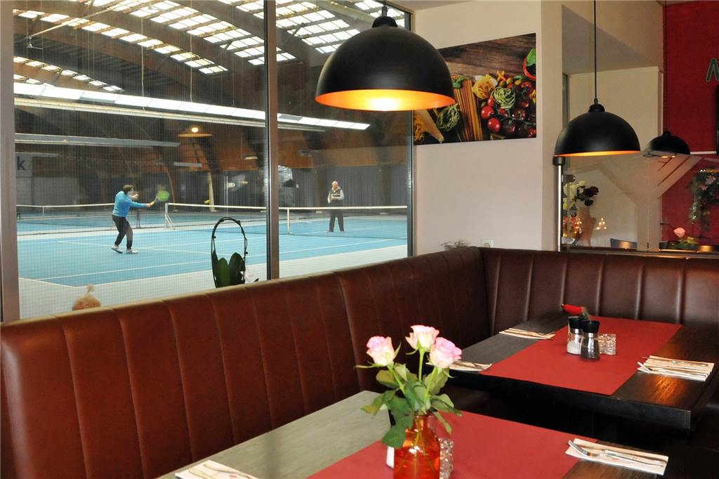 Gute Pizza und Tennis live bei der Pizzeria Castello in Wüllen Eine Besonderheit: In der Pizzeria Castello können die Gäste beim Pizzaessen Tennismatches auf dem Platz nebenan verfolgen.