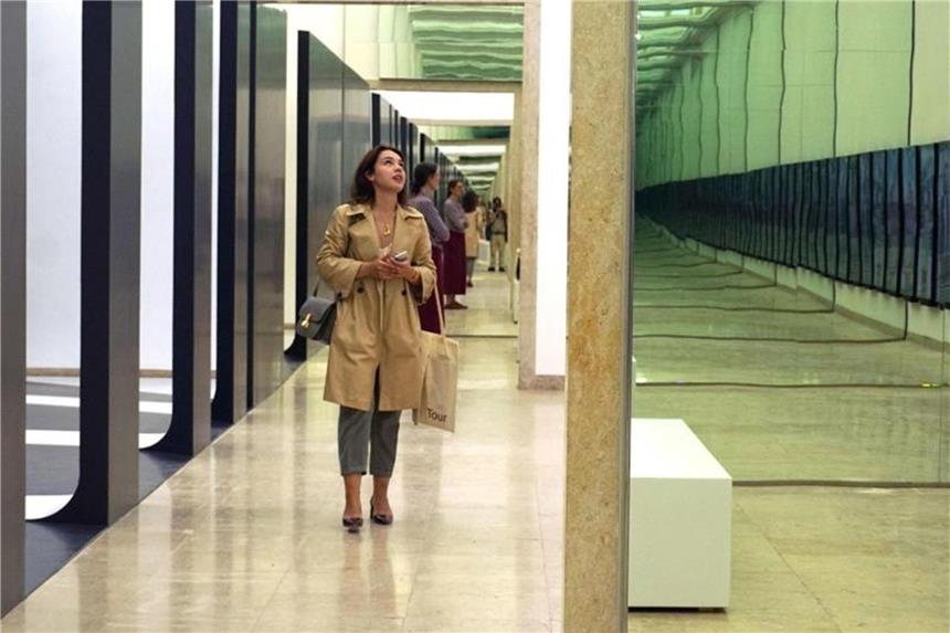 Wenn Mauern fallen - Architekturbiennale Venedig Eine Besucherin betrachtet die Arbeit "Unbuilding Walls" im deutschen Pavillon in Venedig. Foto: Andrea Merola