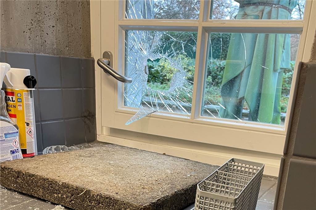 Einbruch in Schlossmühle Lippholthausen: Schaden sorgt für Probleme Eine Betonplatte haben die Einbrecher genutzt.