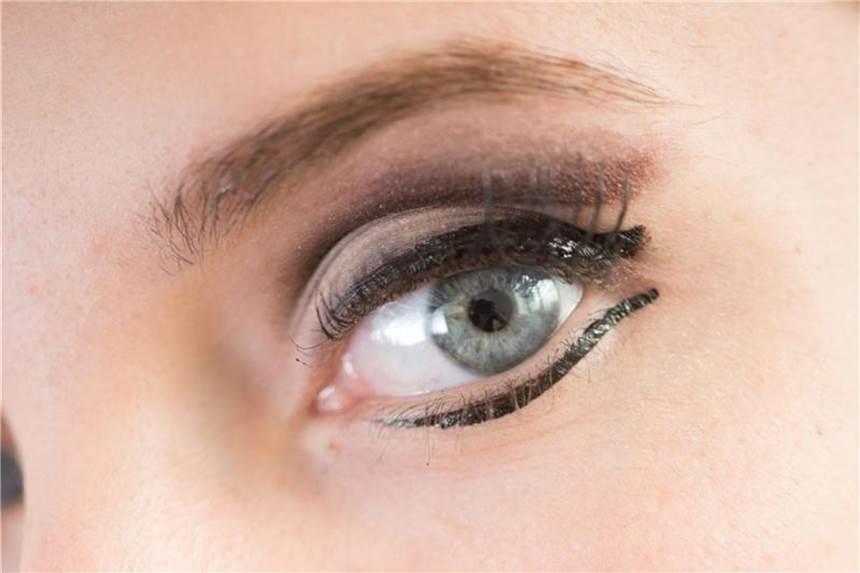 Der Cut Crease betont die Lidfalte Eine betonte Lidfalte gibt dem Auge optisch mehr Tiefe - und damit mehr Ausdrucksstärke. Foto: Klaus-Dietmar Gabbert