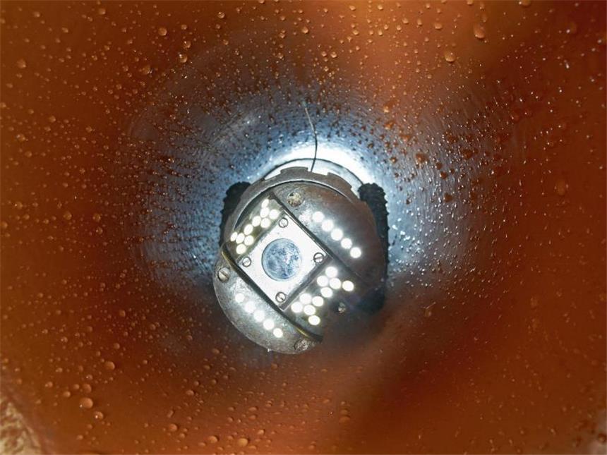 Dichtheitstest von Abwasserkanälen: Kommune gibt Auskunft Eine bewegliche Kamera fährt zur Inspektion durch ein Abwasserrohr: Wann die Dichtheit von Abwasserkanälen überprüft werden muss, regeln die Bundesländer, teils auch einzelne Kommunen. Foto: Bernd Thissen