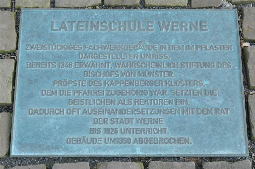 Die Bodentafel verweist auf den Standort der Lateinschule in Werne.