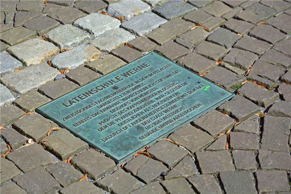 Prügelnde Kinder und saufende Lehrer: Eine Kirchhof-Story Eine Bodentafel vor dem Haupteingang der Christophorus-Kirche erinnert heute noch an die Lateinschule.