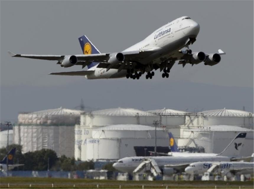 Lufthansa zählt mehr Fluggäste Eine Boeing 747 der Fluggesellschaft Lufthansa startet auf dem Flughafen von Frankfurt am Main.