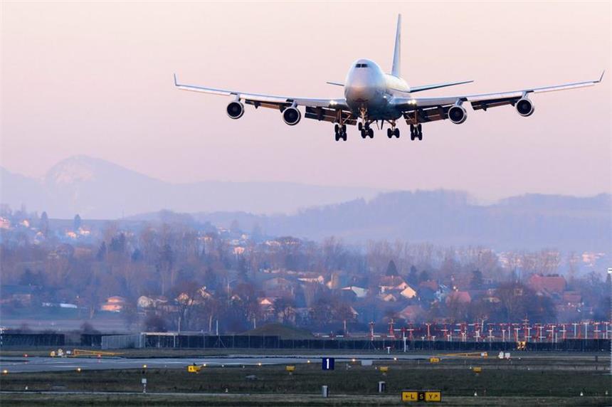 Flughafen verzeichnet weniger Fluggäste als im Vorjahr Eine Boeing 747 im Landeanflug: Mit solch einem Jumbo-Jet ist Iron Maiden auf ihrer Welttour unterwegs. Die sogenannte "Ed Force One" ist jedoch zu groß für den Dortmunder Flughafen.
