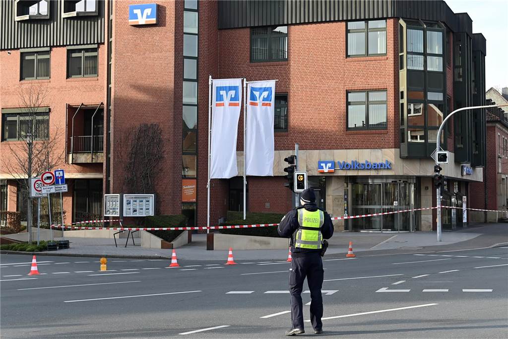 Eine Bombendrohung ist am Donnerstagmorgen bei der Hauptstelle der Volksbank in Dorsten eingegangen. Die Polizei ist im Großeinsatz.