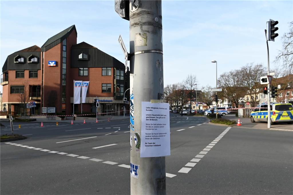 Eine Bombendrohung ist am Donnerstagmorgen bei der Hauptstelle der Volksbank in Dorsten eingegangen. Die Polizei ist im Großeinsatz.