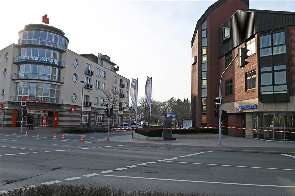 Eine Bombendrohung ist am Donnerstagmorgen bei der Hauptstelle der Volksbank in Dorsten eingegangen. Die Polizei ist im Großeinsatz.