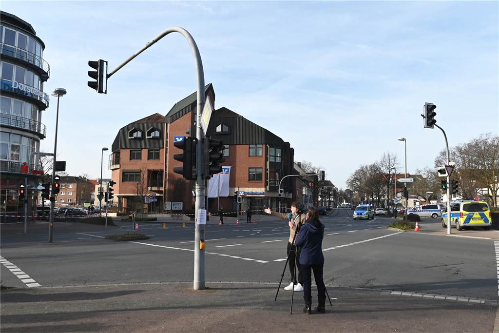 Eine Bombendrohung ist am Donnerstagmorgen bei der Hauptstelle der Volksbank in Dorsten eingegangen. Die Polizei ist im Großeinsatz.