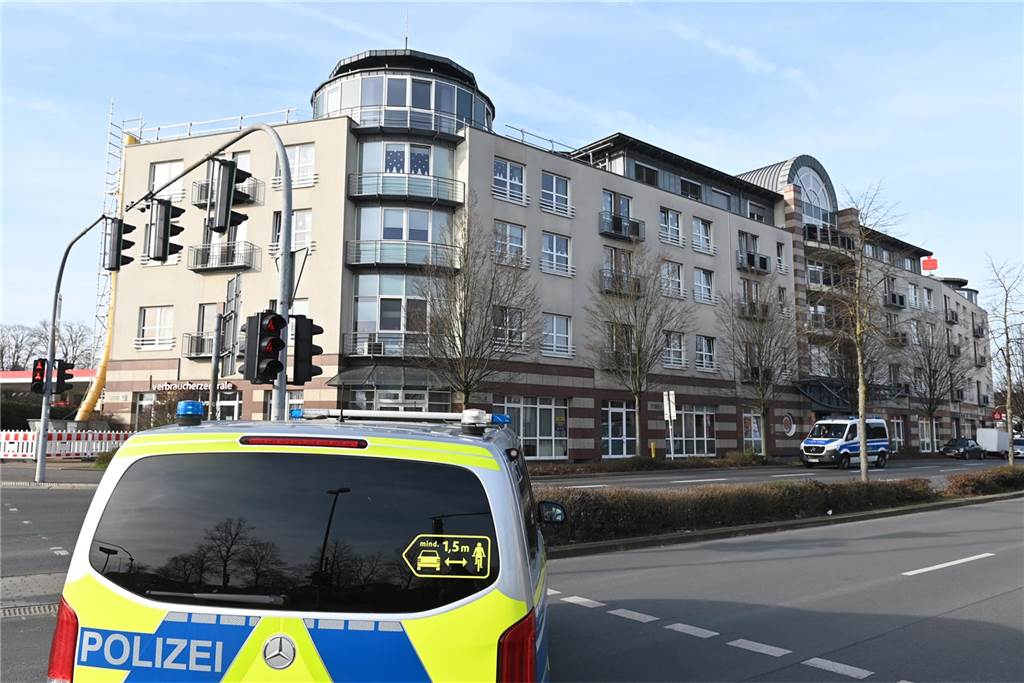 Eine Bombendrohung ist am Donnerstagmorgen bei der Hauptstelle der Volksbank in Dorsten eingegangen. Die Polizei ist im Großeinsatz.
