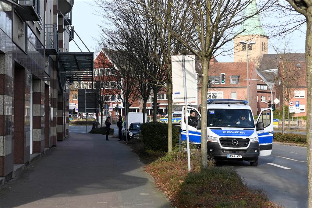 Eine Bombendrohung ist am Donnerstagmorgen bei der Hauptstelle der Volksbank in Dorsten eingegangen. Die Polizei ist im Großeinsatz.