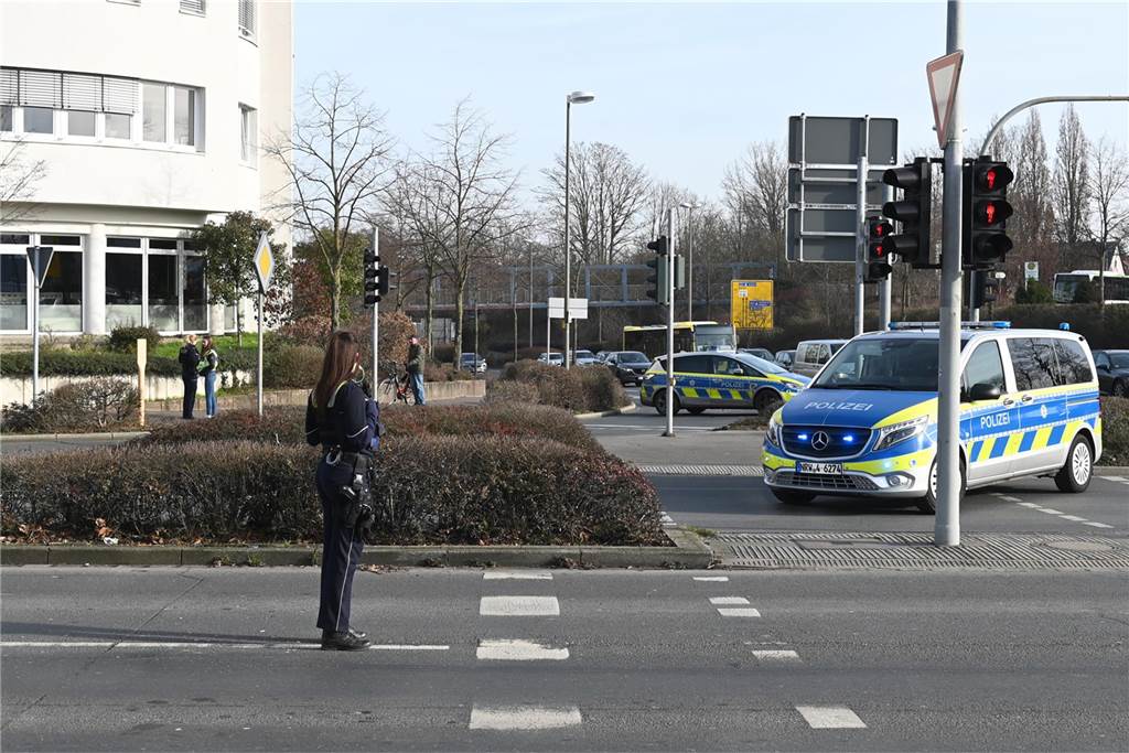 Eine Bombendrohung ist am Donnerstagmorgen bei der Hauptstelle der Volksbank in Dorsten eingegangen. Die Polizei ist im Großeinsatz.