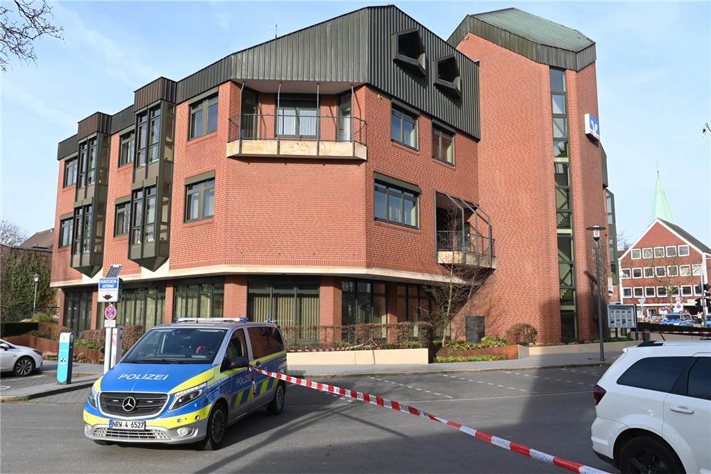 Eine Bombendrohung ist am Donnerstagmorgen bei der Hauptstelle der Volksbank in Dorsten eingegangen. Die Polizei ist im Großeinsatz.