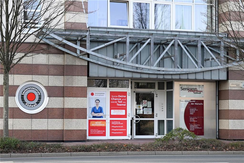 Eine Bombendrohung ist am Donnerstagmorgen bei der Hauptstelle der Volksbank in Dorsten eingegangen. Die Polizei ist im Großeinsatz.