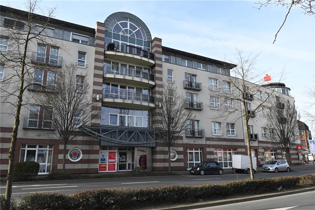 Eine Bombendrohung ist am Donnerstagmorgen bei der Hauptstelle der Volksbank in Dorsten eingegangen. Die Polizei ist im Großeinsatz.