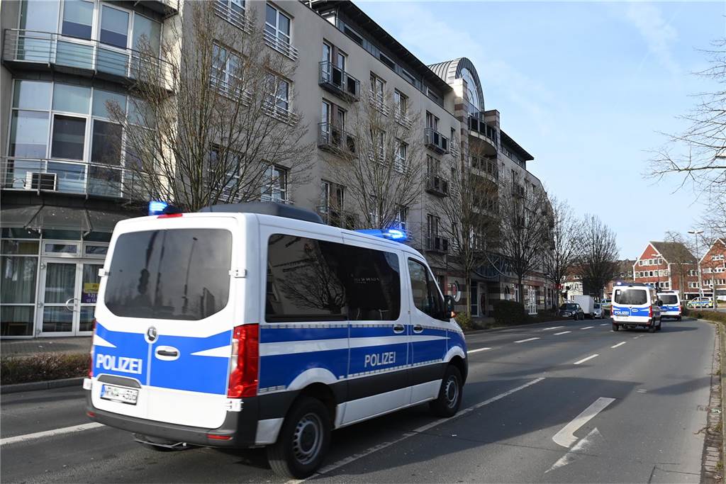 Eine Bombendrohung ist am Donnerstagmorgen bei der Hauptstelle der Volksbank in Dorsten eingegangen. Die Polizei ist im Großeinsatz.
