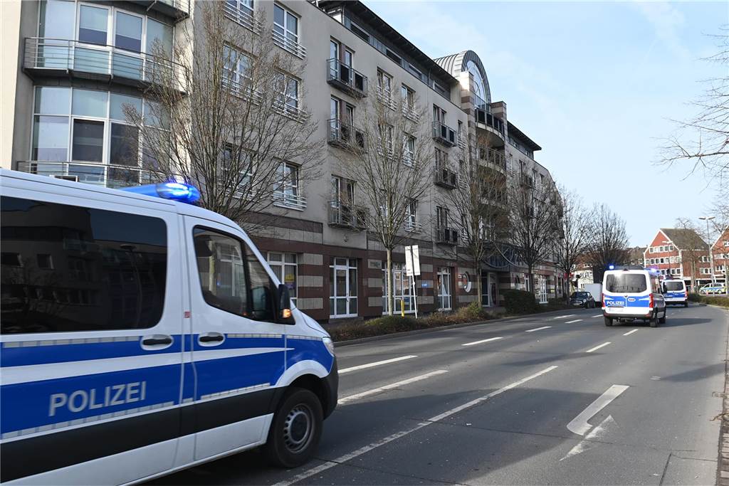 Eine Bombendrohung ist am Donnerstagmorgen bei der Hauptstelle der Volksbank in Dorsten eingegangen. Die Polizei ist im Großeinsatz.