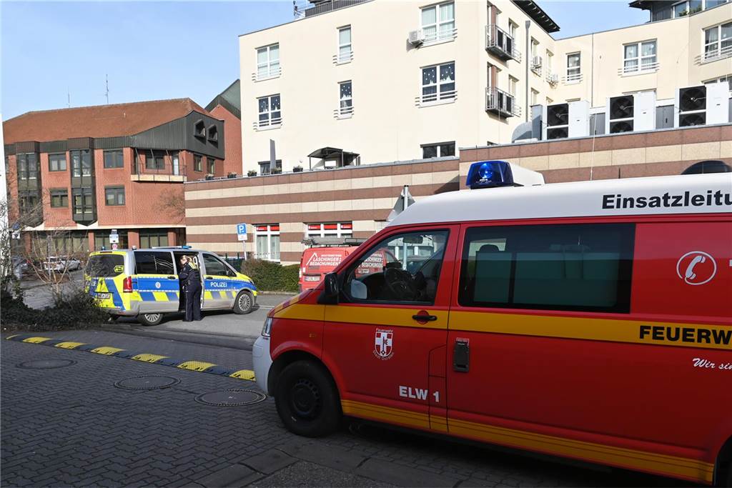 Eine Bombendrohung ist am Donnerstagmorgen bei der Hauptstelle der Volksbank in Dorsten eingegangen. Die Polizei ist im Großeinsatz.