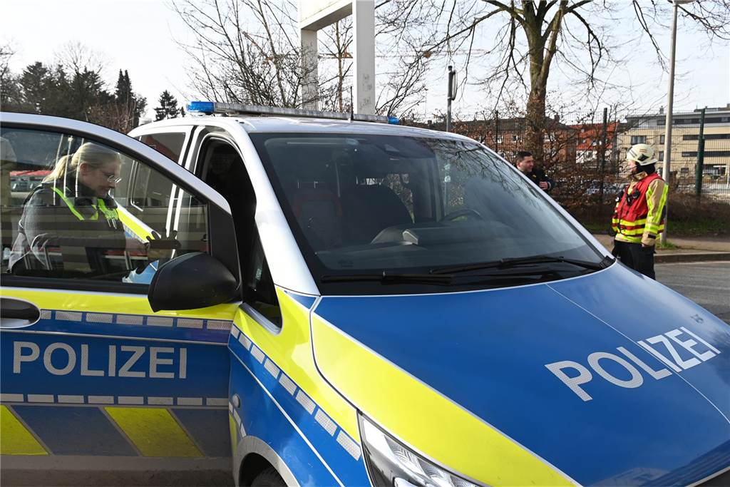 Eine Bombendrohung ist am Donnerstagmorgen bei der Hauptstelle der Volksbank in Dorsten eingegangen. Die Polizei ist im Großeinsatz.
