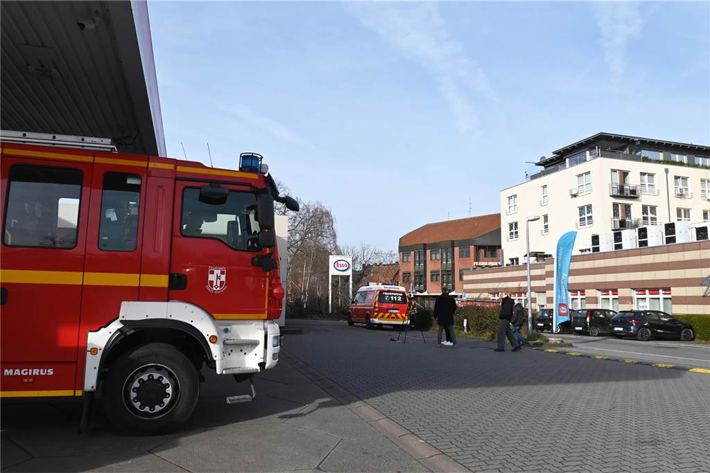 Eine Bombendrohung ist am Donnerstagmorgen bei der Hauptstelle der Volksbank in Dorsten eingegangen. Die Polizei ist im Großeinsatz.