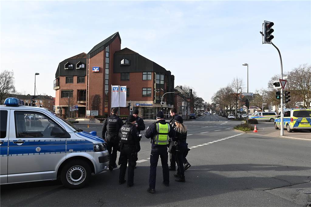 Eine Bombendrohung ist am Donnerstagmorgen bei der Hauptstelle der Volksbank in Dorsten eingegangen. Die Polizei ist im Großeinsatz.