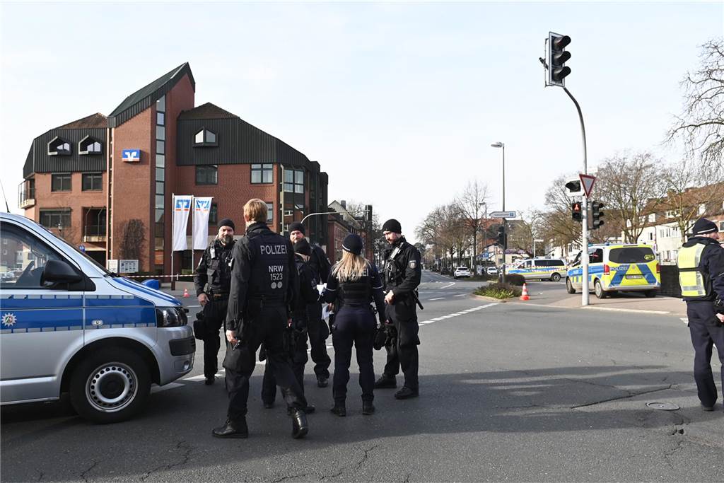 Eine Bombendrohung ist am Donnerstagmorgen bei der Hauptstelle der Volksbank in Dorsten eingegangen. Die Polizei ist im Großeinsatz.