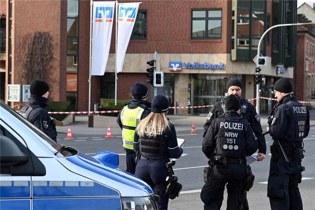 Eine Bombendrohung ist am Donnerstagmorgen bei der Hauptstelle der Volksbank in Dorsten eingegangen. Die Polizei ist im Großeinsatz.