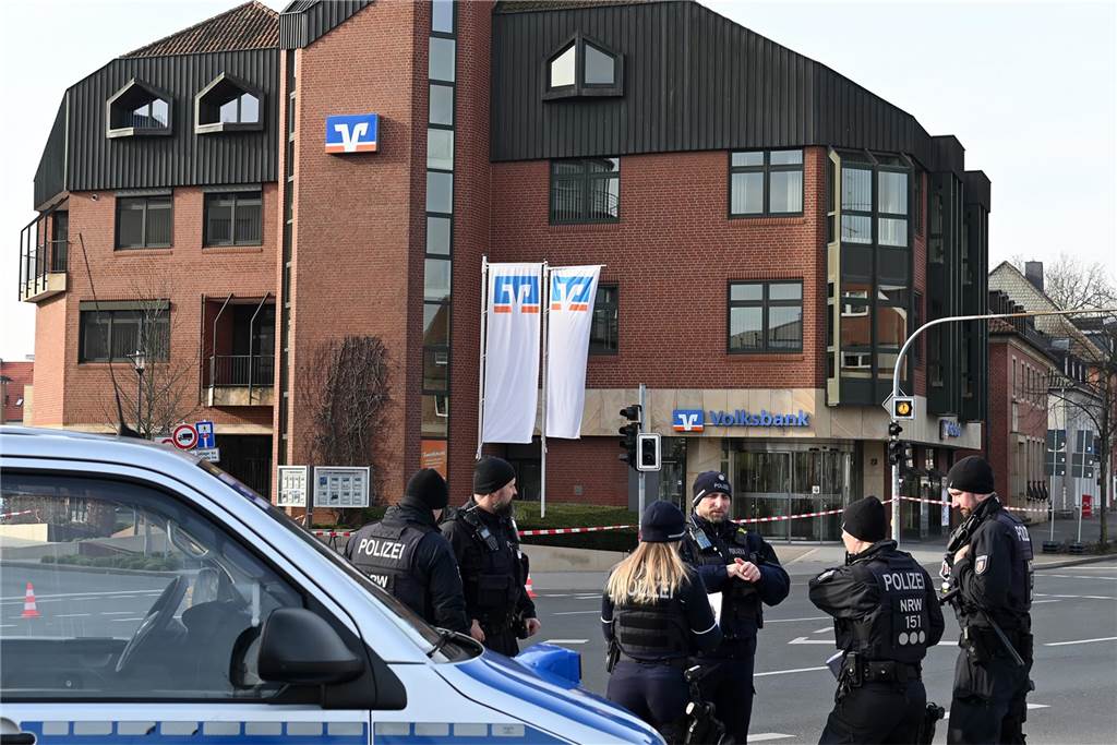 Eine Bombendrohung ist am Donnerstagmorgen bei der Hauptstelle der Volksbank in Dorsten eingegangen. Die Polizei ist im Großeinsatz.