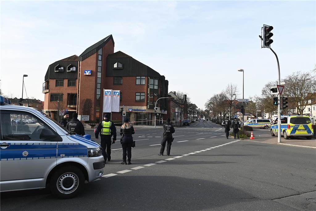 Eine Bombendrohung ist am Donnerstagmorgen bei der Hauptstelle der Volksbank in Dorsten eingegangen. Die Polizei ist im Großeinsatz.
