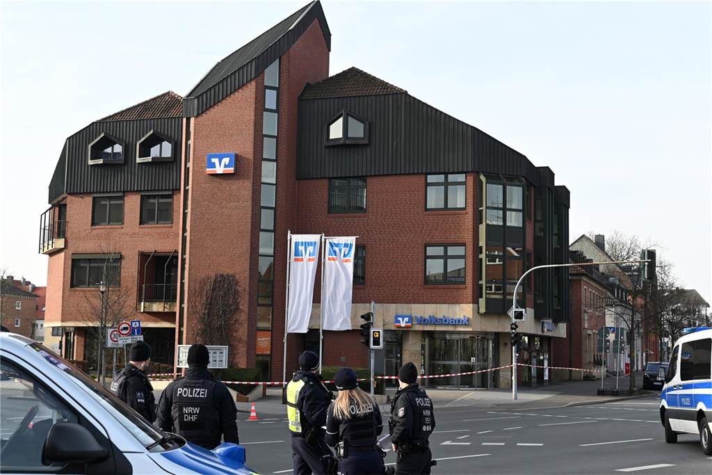 Eine Bombendrohung ist am Donnerstagmorgen bei der Hauptstelle der Volksbank in Dorsten eingegangen. Die Polizei ist im Großeinsatz.