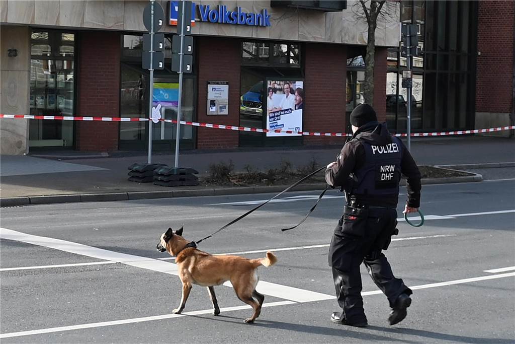 Eine Bombendrohung ist am Donnerstagmorgen bei der Hauptstelle der Volksbank in Dorsten eingegangen. Die Polizei ist im Großeinsatz.