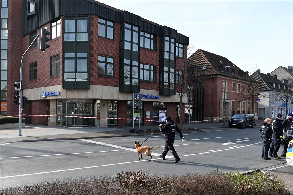 Eine Bombendrohung ist am Donnerstagmorgen bei der Hauptstelle der Volksbank in Dorsten eingegangen. Die Polizei ist im Großeinsatz.